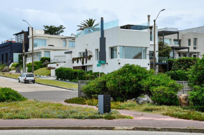 Rumah putih modern di jalan pesisir
